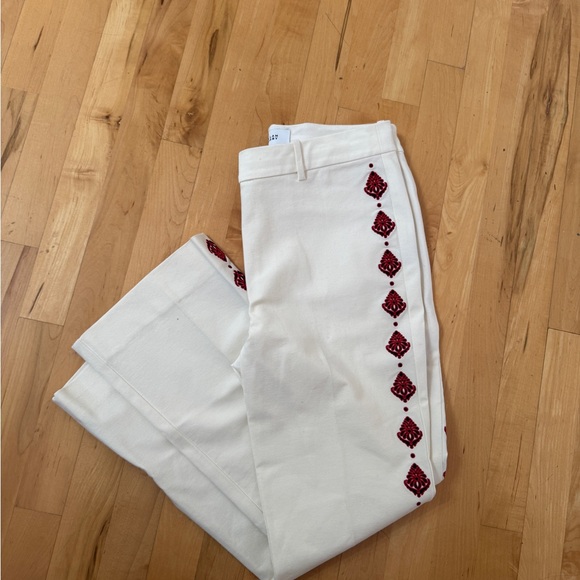 Stylish White Pants with Red Accents - Picture 3 of 7
